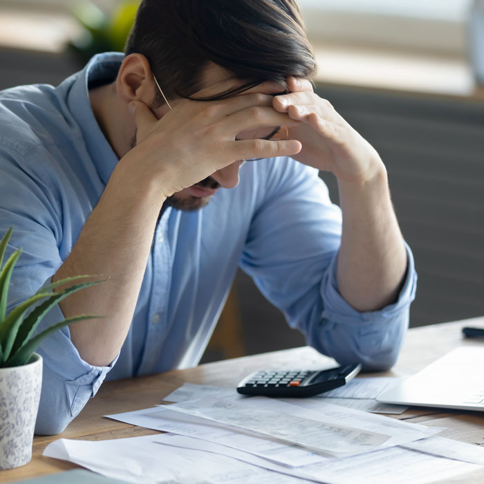 Inhaber eines Reinigungsunternehmens prüft Rechnungen und Unterlagen, was den administrativen Aufwand im Arbeitsalltag zeigt.